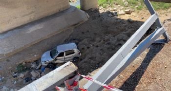 Otomobil köprüden düştü: 2 yaralı