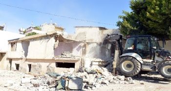 Akdeniz'de metruk binaların yıkımı sürüyor