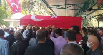 Tırın kupasının altında kalan itfaiye eri kurtarılamadı