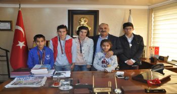 Şampiyon Özel Sporcular başarılarını Başkan Dinçer’le paylaştı	