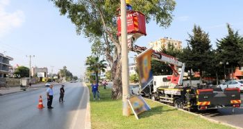 Mersin'de refüj ve direklerdeki izinsiz tabelalar kaldırılıyor