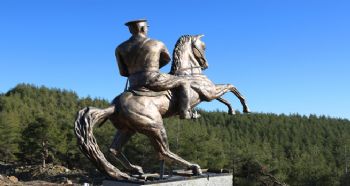MEZİTLİ’NİN ZİRVESİNE ATATÜRK ANITI