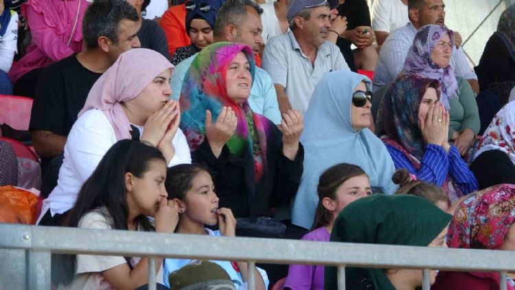 Eşler, çocuklar sahada kadınlar tribünde