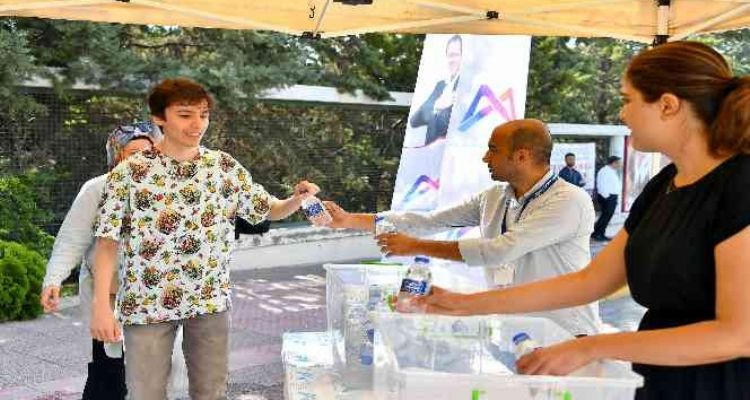 Mersin Büyükşehir Belediyesi, YKS'ye giren öğrencilerin heyecanına ortak oldu