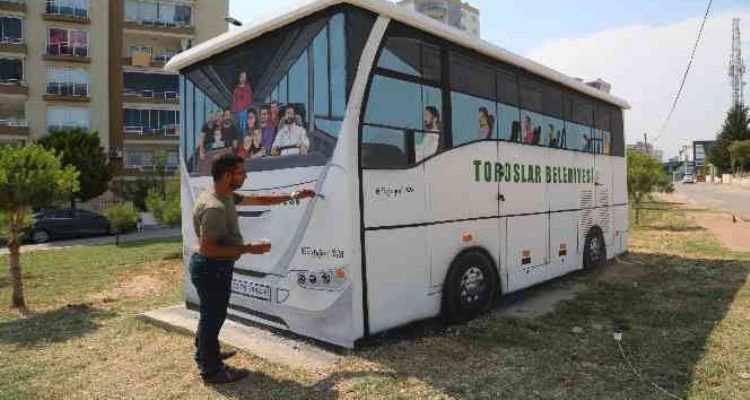 Toroslar'da elektrik trafosu belediye servis otobüsü görünümüne dönüştü