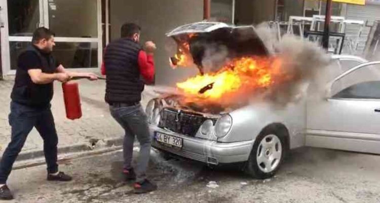 Esnafın müdahalesi, otomobili tamamen yanmaktan kurtardı