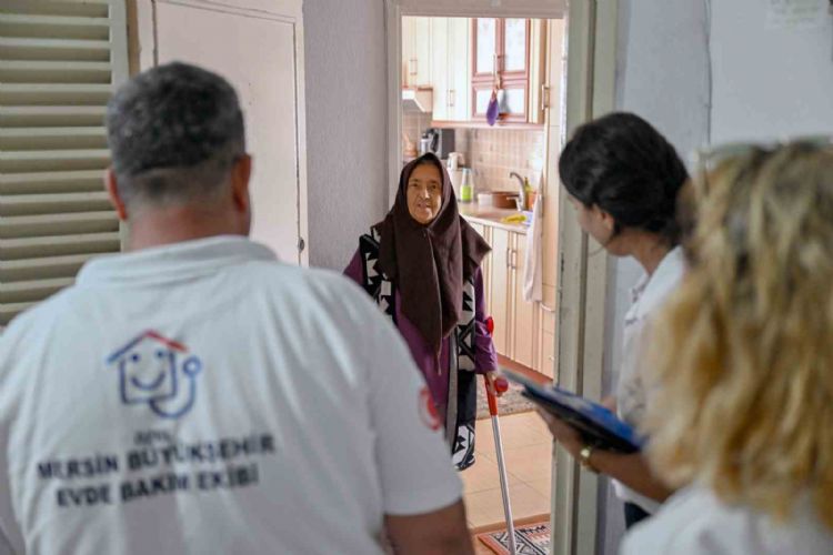 Mersin Büyükşehir Belediyesi, yaşlı vatandaşlara ‘evlat sevgisi’ ile destek oluyor