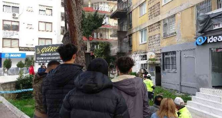 Mersin'de 4 katlı apartmanda yangın çıktı