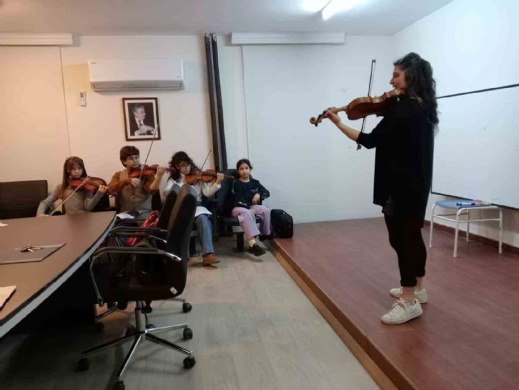 Eğitimini borçlu olduğu okulda yıllar sonra ders verdi