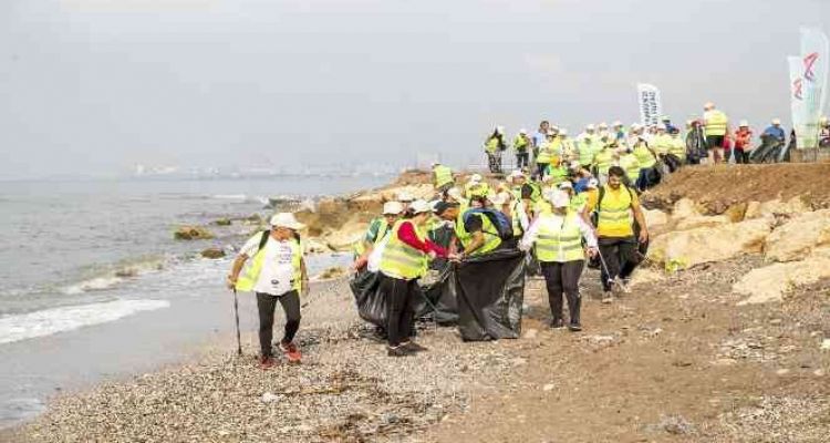 Büyükşehir Belediyesinden Anamur'dan Akdeniz'e sahil temizliği