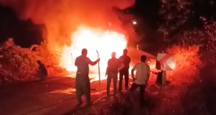 İçerisinde 4 kişinin bulunduğu seyir halindeki araç alev topuna döndü