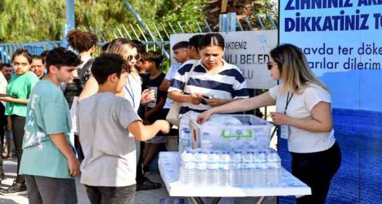 Mersin Büyükşehir Belediyesi LGS'ye giren öğrencilerin heyecanına ortak oldu