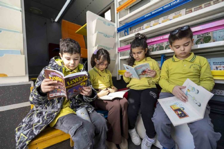 Mersin’de çocuklar tiyatro ve Kitobüs ile buluştu