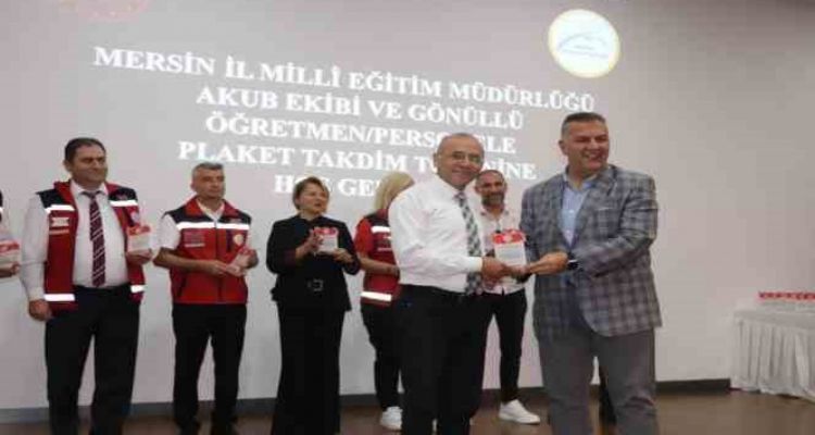 Deprem bölgelerinde görev alan 253 gönüllü öğretmene plaket