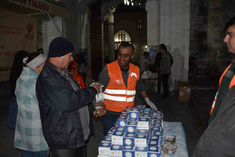 Mersin’de kandilde 15 bin simit dağıtıldı