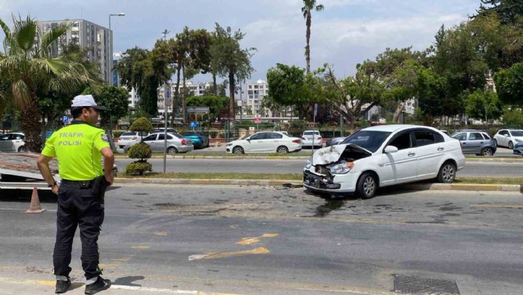 Otomobil refüjü aşarak yolcu minibüsü ile çarpıştı: 3 yaralı