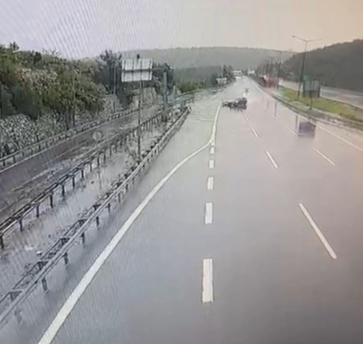 Otomobil bariyerlere ve araca çarptı