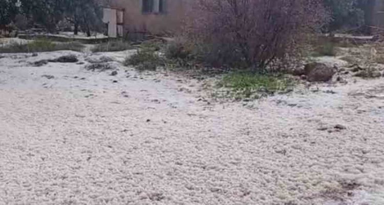 Silifke'yi dolu beyaza bürüdü