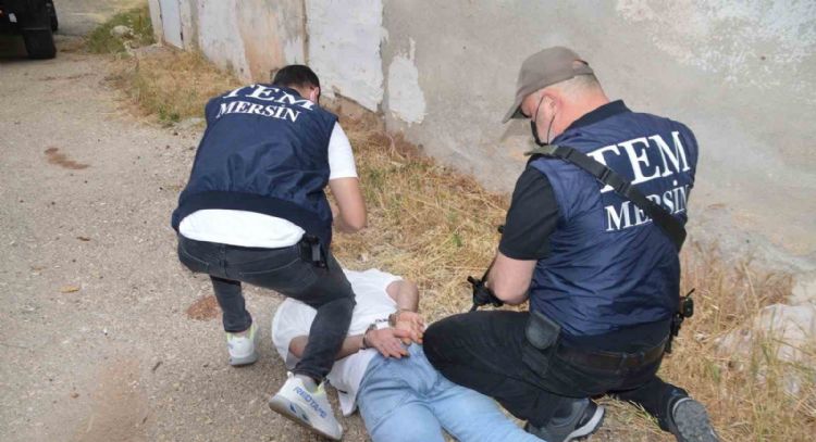 Mersin’de terör amaçlı araç kundaklayan şüpheli suçüstü yakalandı