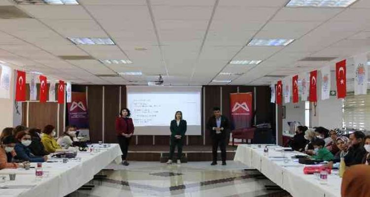 Mersin'de ‘Çocuklarda bilinçli ekran kullanımı projesi' sürüyor