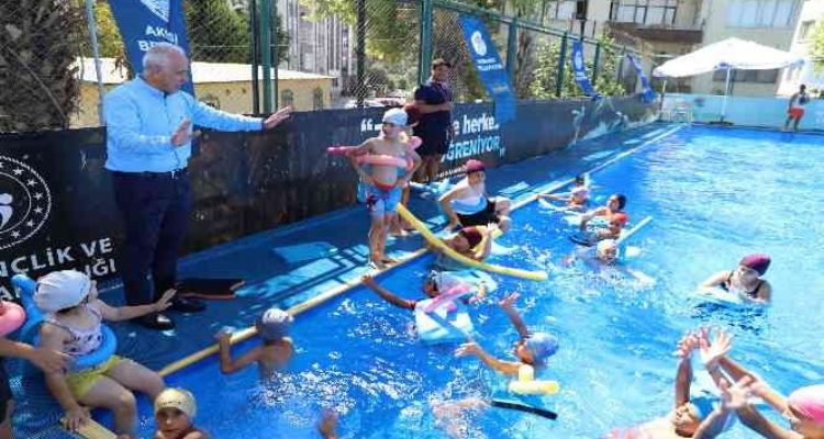 Akdeniz'de yüzme havuzu çocukların ayağına geliyor