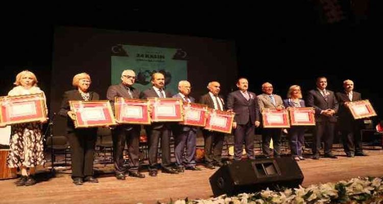 Mersin'de 24 Kasım Öğretmenler Günü törenle kutlandı