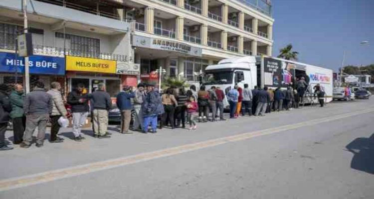 Mobil mutfak tırında tencereler depremzedeler için kaynıyor
