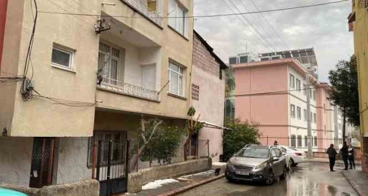Eşini ve annesini öldürdükten sonra koltukta oturup polisi bekledi