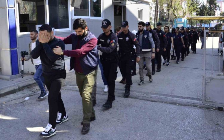 Mersin’de müşterilerini 120 milyon lira dolandırdığı iddia edilen kuyumcu İstanbul Havalimanı’nda yakalandı
