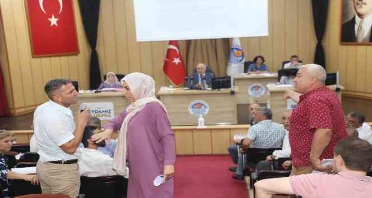 Akdeniz Belediye Meclisi'nde 'İstiklal Marşı' ve 'Öcalan' gerginliği