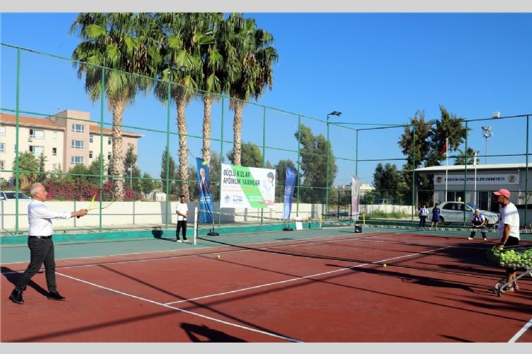 Akdenizli çocuklara ücretsiz tenis kursu