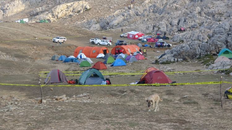 Bin 40 metre derinlikte mahsur kalan Amerikalı bilim adamı için tüm Avrupa seferber oldu