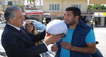 Silifke'de motosiklet sürücülerine kask dağıtıldı
