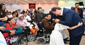 Büyükşehir Belediyesi, engellilere 30 akülü araç dağıttı