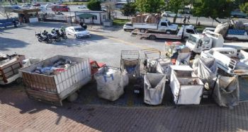MERSİN’DE TRAFİĞİ TEHLİKEYE SOKAN ÇÖP ARAÇLARI TOPLATILDI