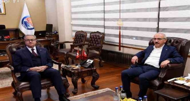 Yaralı leylek hayvanat bahçesine teslim edildi