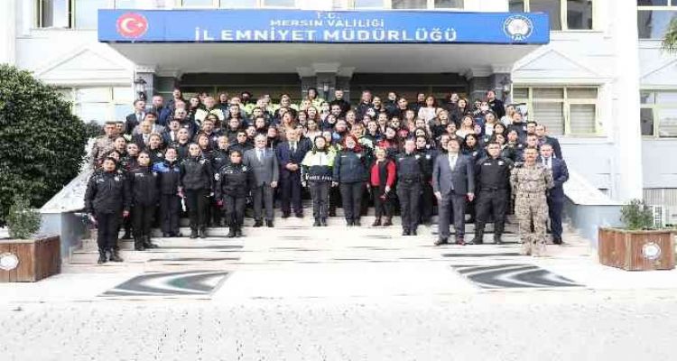 Mersin'de kadın polisler unutulmadı