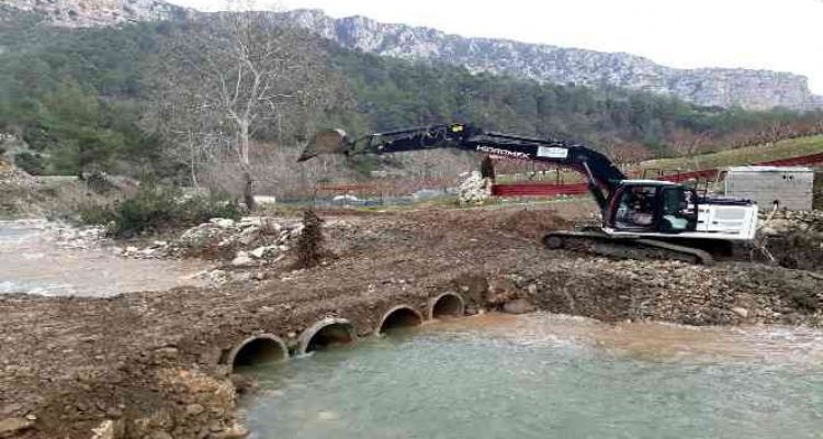 Akdeniz'de yol ve kaldırım çalışmaları aralıksız sürüyor