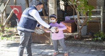 Büyükşehir Belediyesi, mahallelerde süt dağıtımına devam ediyor