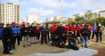 Futbolcular koç keserek, virüssüz sezon için dua ettiler