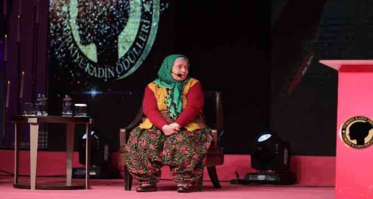 'Yılın tiyatrocusu' Ümmiye Koçak