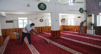 Erdemli Belediyesi'nin camilerdeki temizlik çalışmaları sürüyor