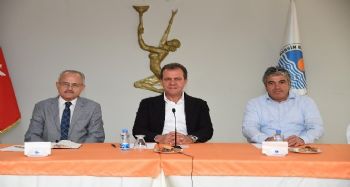 SEÇER'DEN BÜROKRATLARA ‘SİYASET YAPMAYIN’ UYARISI