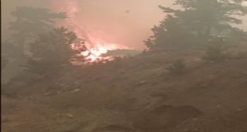 Alevlerin arasında kalan itfaiye ekipleri zor anlar yaşadı