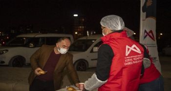 Büyükşehir Belediyesi, hastane önlerinde çorba dağıtımına başladı