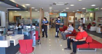 Banka personelleri ve müşteriler maske ve sosyal mesafe konusunda uyarıldı
