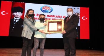 Mersin'de 5 şehit ailesi ile 6 gaziye ‘Devlet Övünç Madalyası’ verildi