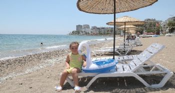 Mezitli'de sahillere şemsiye ve şezlong yerleştiriliyor