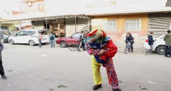 Tipini beğenmediği palyaçoya saldırdı