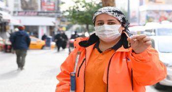 Kadın belediye işçisinden örnek davranış